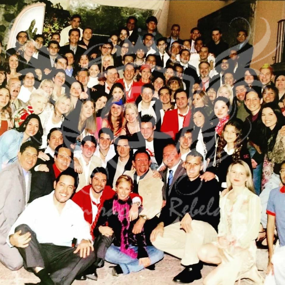 GR_Rebelde's tweet photo. #KBoom 
Y sacamos esta foto del baúl de los recuerdos. 😍
¿Los reconocen? 👀 🤩
#Rebelde #RBD #GeneraciónRebelde 
@anahi @maiteperroni @DulceMaria @christopheruck @christiancha @ponchohd @pedrodamianof https://t.co/Q7EXyrB5vM