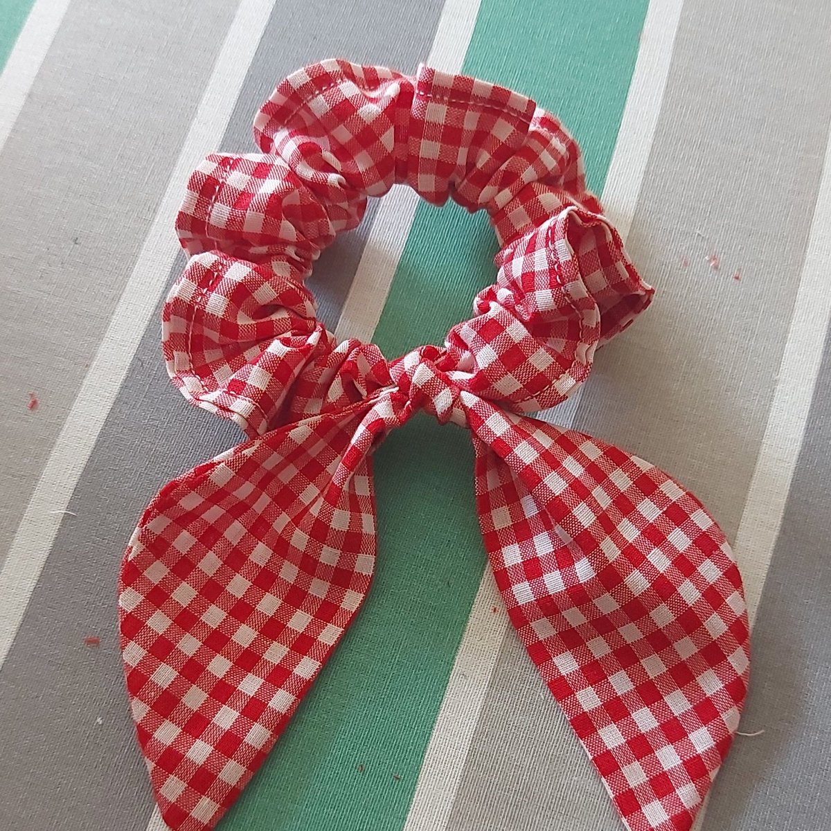 aniashes's tweet image. Made a scrunchie but unsure if the bow part gets worn above or below the pony tail send help pls I'm a scrunchie noob