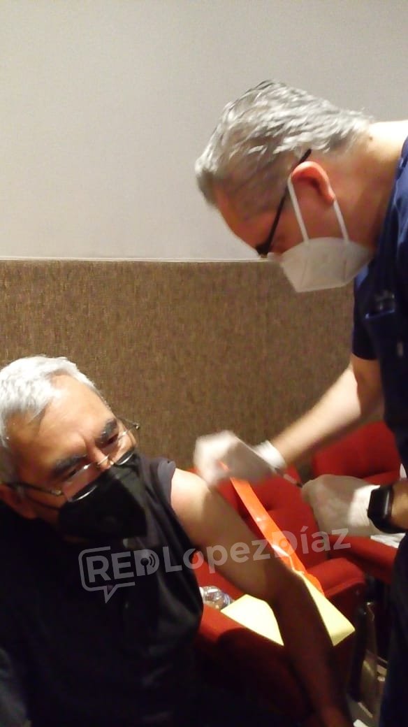 El Secretario de <a href="/SaludGobPue/">Secretaría de Salud</a> <a href="/JAntonioMtzGa/">José Antonio Martínez García</a> está aplicando la vacuna contra #Covid19 en el Hospital General del Sur #Puebla