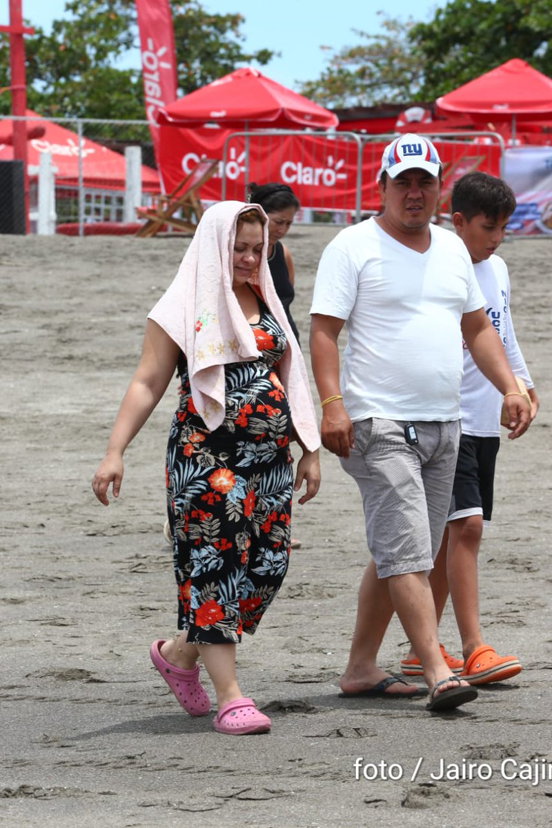 #Nicaragua 

Veraneantes participan en actividades deportivas realizadas en Poneloya