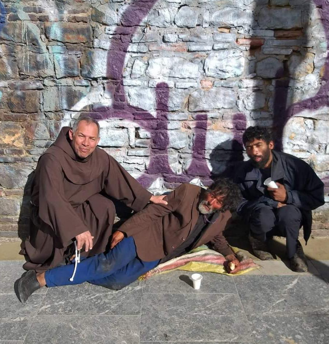 NoticiasCaracol's tweet photo. #LOÚLTIMO | Falleció #FrayÑero, el ángel de los habitantes de la calle. 

El sacerdote franciscano, que luchó durante semanas contra el COVID-19, será recordado por su gran corazón y como el apóstol de los pobres. Su deceso se produjo este Viernes Santo https://t.co/dd2FRMSFz5 https://t.co/7wWtvmATPV