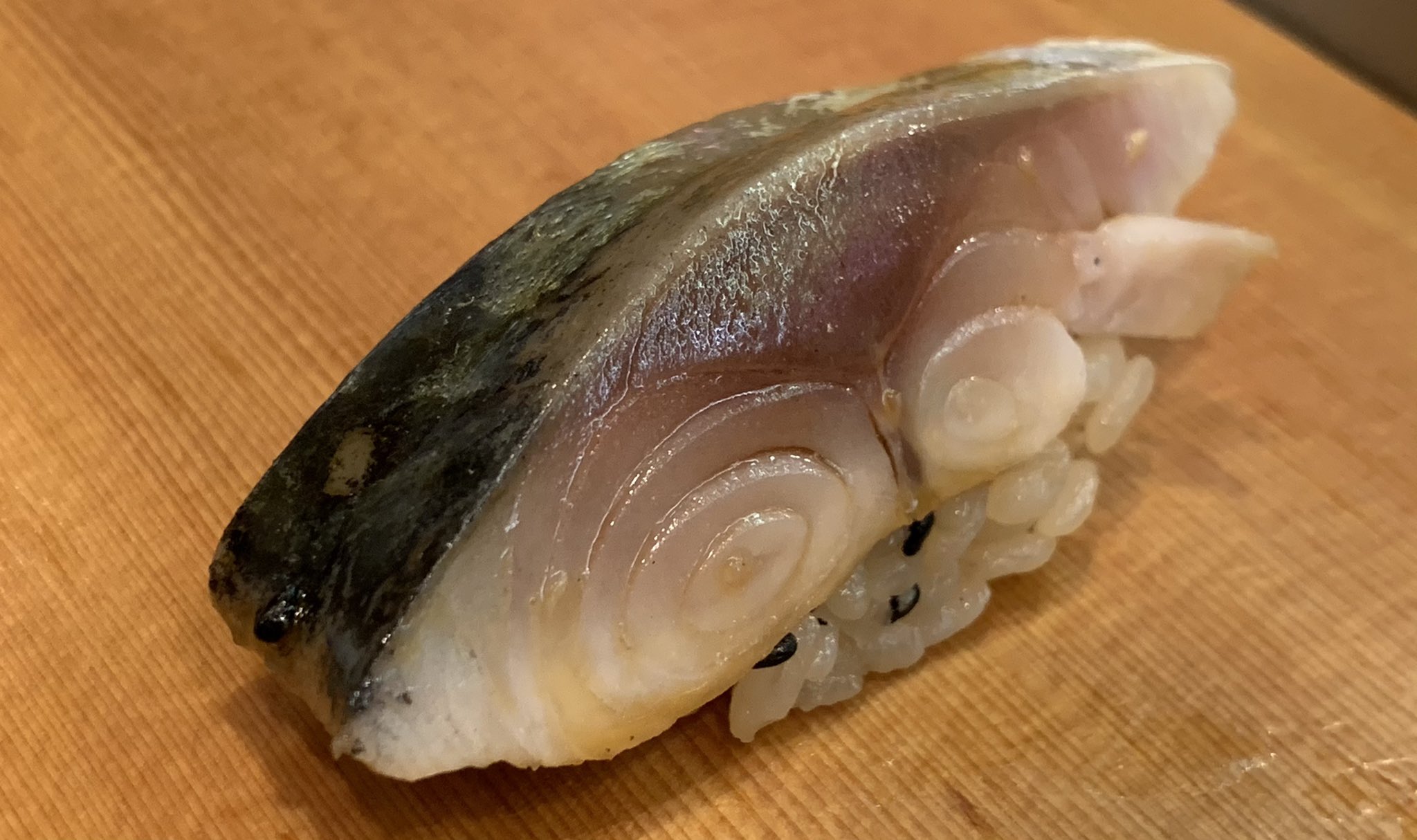 つきぢ神楽寿司 小肌とシメサバ 仕込みに時間をかけた小肌 お値段以上です シメサバは隠し味にゴマを この２つの美味しさは その寿司屋の美味しさの 象徴です T Co 8trxqed9i8 Twitter