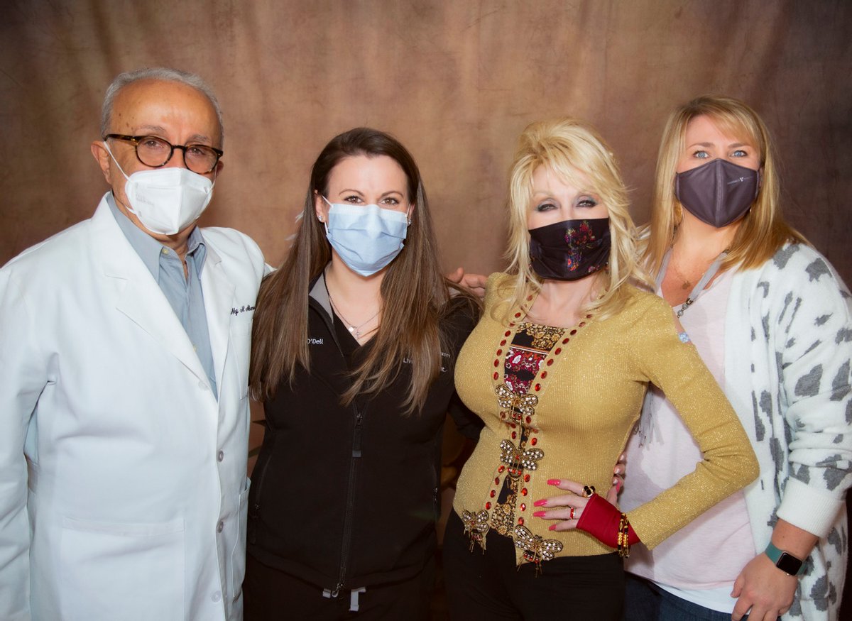 Dolly gets a (second) dose of her own medicine.
Thank you Dr. Naji Abumrad, Andrea Calhoun and Heather O'Dell of @VUMChealth ❤️ https://t.co/IDez2DnkzX