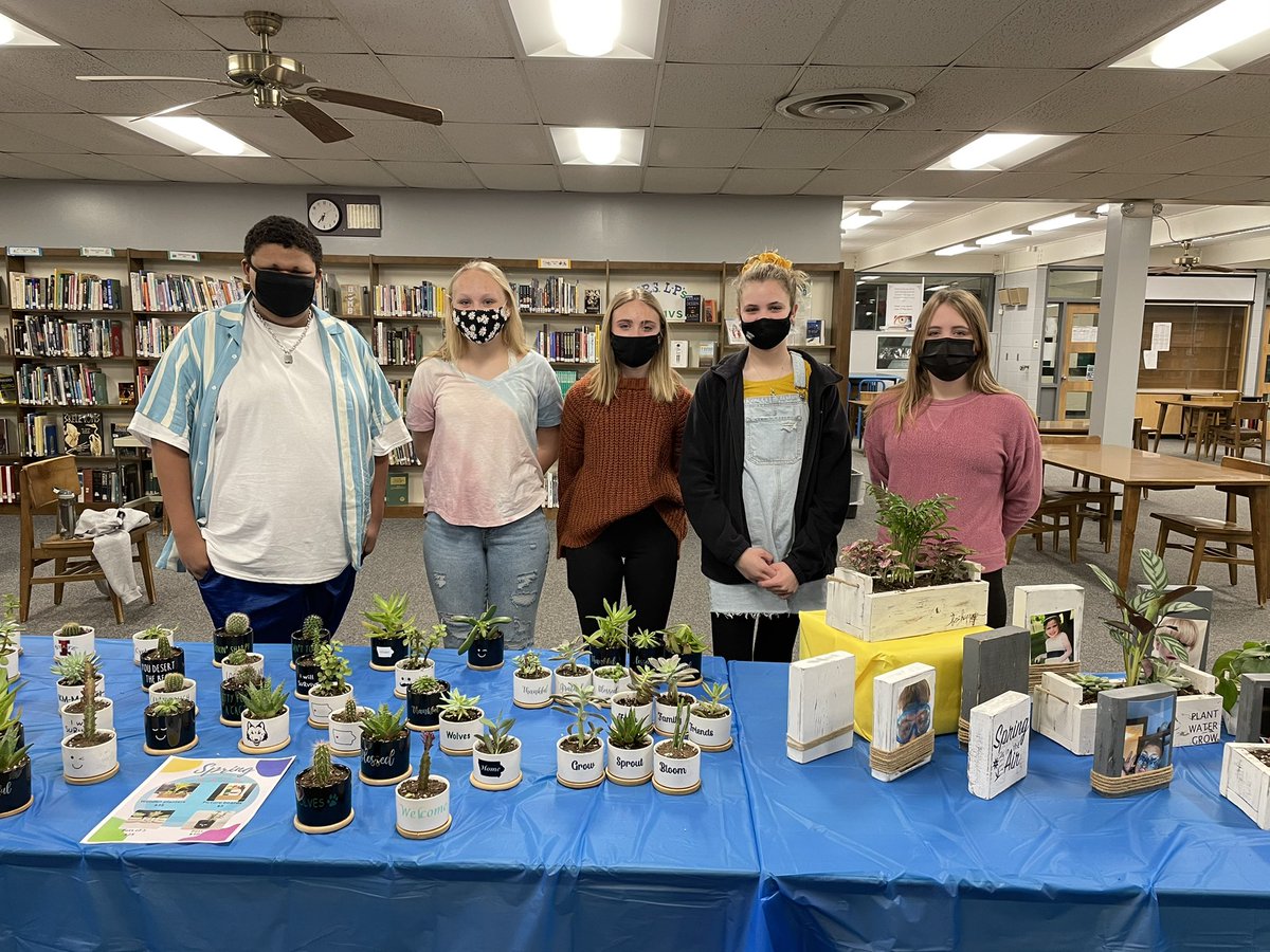 JenniferLinde1's tweet photo. Spark spring sale during the vocal concert was a success! Now for the online sale!! @IKMManningMS https://t.co/4xA67BaUuG