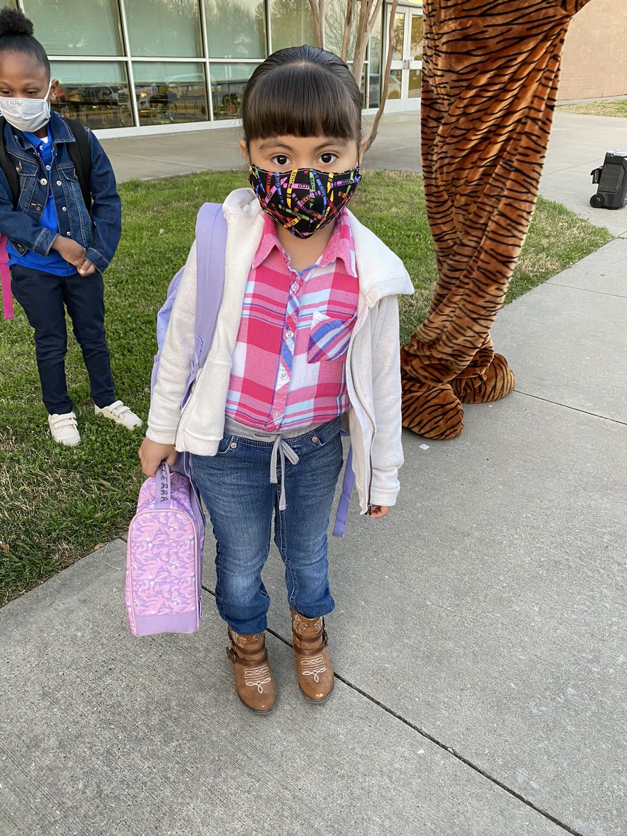 MrsCisnerosCFB's tweet photo. A few pics from Kinder Rodeo Day!! ❤️🐯🤠🐴⭐️ #wearemcstrick #tigerpride #cfbisd #kinderrocks #kindercuties #socialstudies #texasunit @KinderWithMsN @chamberlinabe @DrChapmanCFBISD @LarsenP10 @DlrMaggie @CFBISD https://t.co/bV5DGseptk