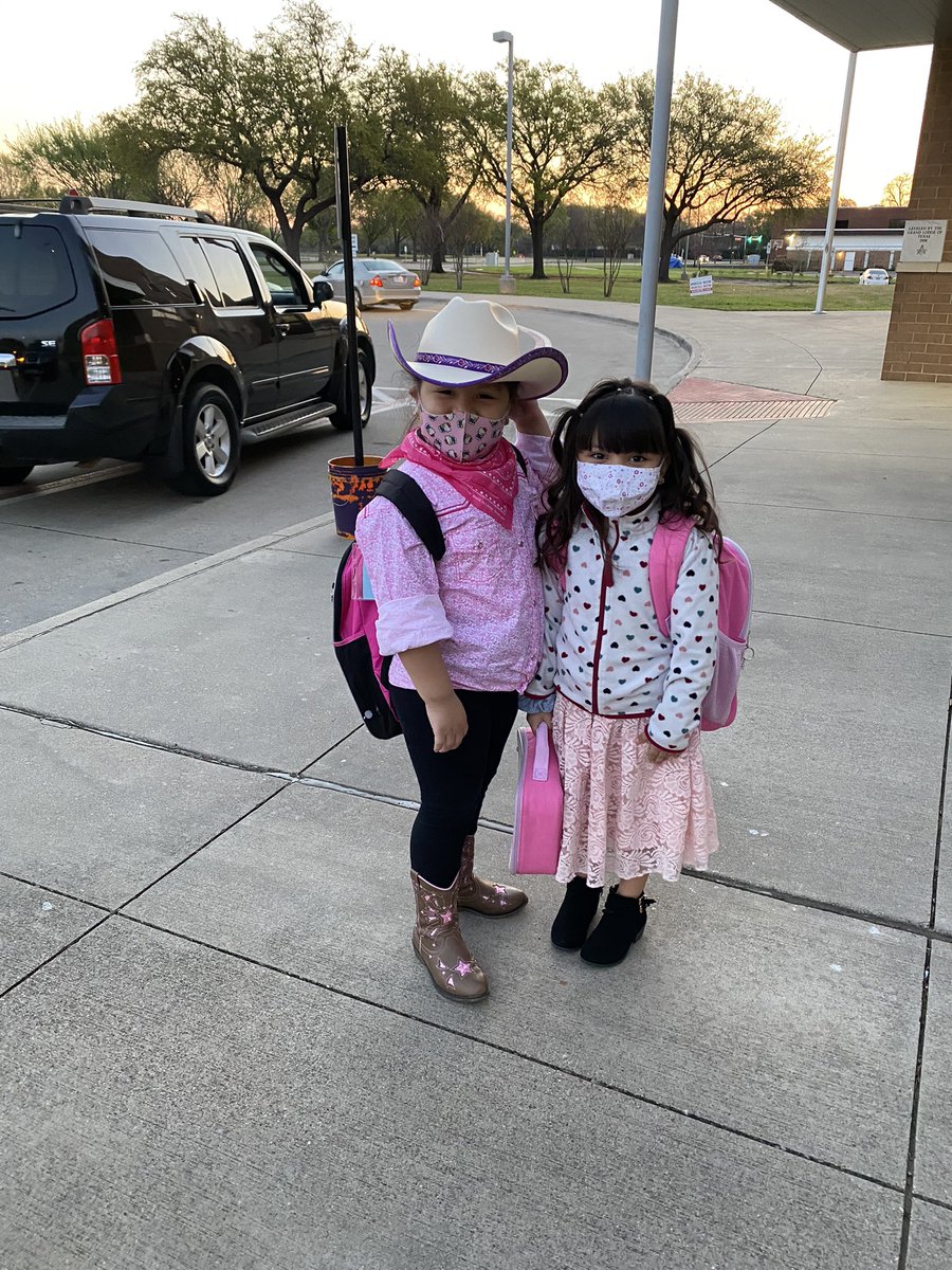 MrsCisnerosCFB's tweet photo. A few pics from Kinder Rodeo Day!! ❤️🐯🤠🐴⭐️ #wearemcstrick #tigerpride #cfbisd #kinderrocks #kindercuties #socialstudies #texasunit @KinderWithMsN @chamberlinabe @DrChapmanCFBISD @LarsenP10 @DlrMaggie @CFBISD https://t.co/bV5DGseptk