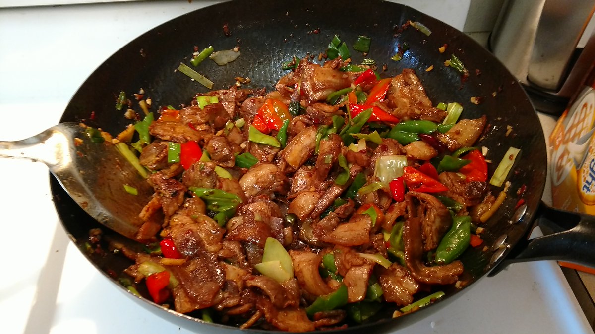 JimiofEden's tweet photo. I had today off, so I spent it cooking. (I also played a bit of FFXIII-2)

I've done Twice Cooked Pork Belly before, but I got a chance to use the wok this time, and it came out SO colorful! Also, I was able to make this as spicy as I wanted, so I went all out with peppers. https://t.co/6XMQBIc9lt
