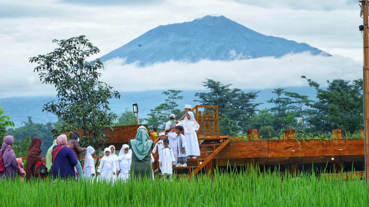 Senangnya kita saat melihat kebahagiaan anak-anak, yg selalu tulus tanpa skenario, tanpa pencitraan.
.
Monggo katuran pinarak <a href="/nkcafemalang/">nkcafemalang</a>, nongkrong, ngopi, sambil olahraga dan bisa rekreasi gratis ya dulur-dulur..
.
We are ready to serve the best for dulur-dulur <a href="/nkcafemalang/">nkcafemalang</a>