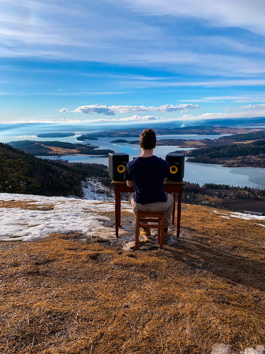LooschenM's tweet photo. I’ve heard it’s wise to change up your workplace occasionally to be more creative ☀️⛰ #Producing #musicproducer #norway #fjord #fjell #sunny #flstudio #ringerike #hole #Nature #naturephotograpahy https://t.co/c7KxogkpoG