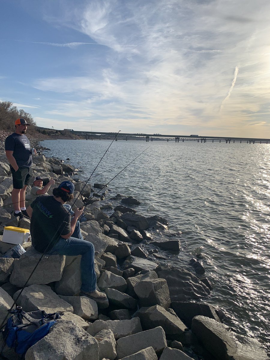 Doing a little fishing off the rocks🎣 #DippingNRippin #Buschhhhhhhhh