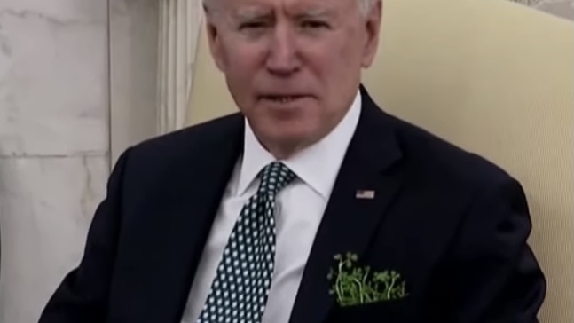 バイデン大統領のスーツの胸ポケットにカイワレ大根が コラじゃないよ Togetter