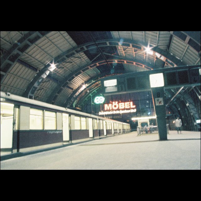 irieiakiraa2's tweet image. Sバーン・アレキサンダー広場駅（撮影1986年）。今見ると、やたら街中に「Möbel」のサインが目立ちます。今も見かけるのだろうか？なお、東ベルリンのSバーン車両は、西と少し異なります。#Berln #東ベルリン　#Alexanderplatz
