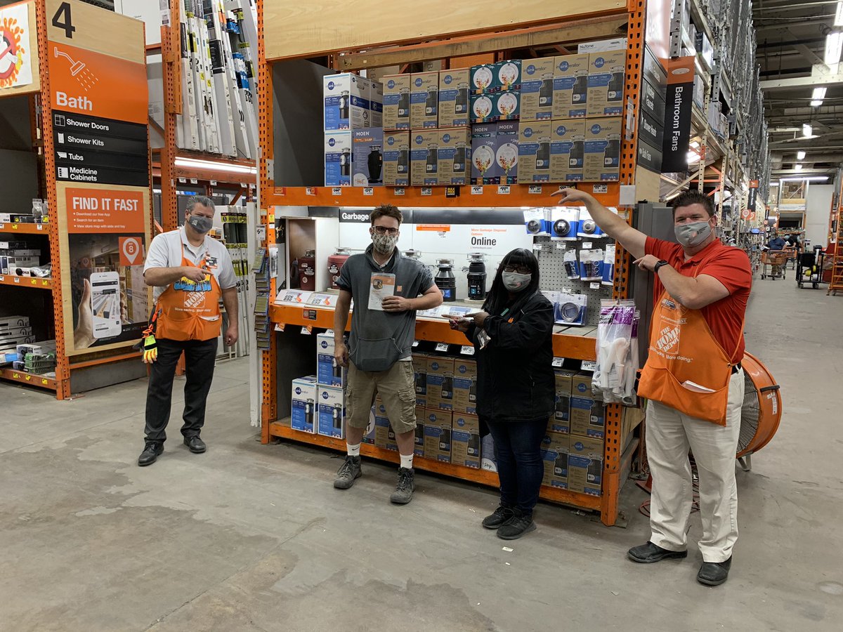 Great opportunity to recognize Curtis at 625 for his team mentality and constantly supporting his peers, supervisor and store! Great job Curtis.