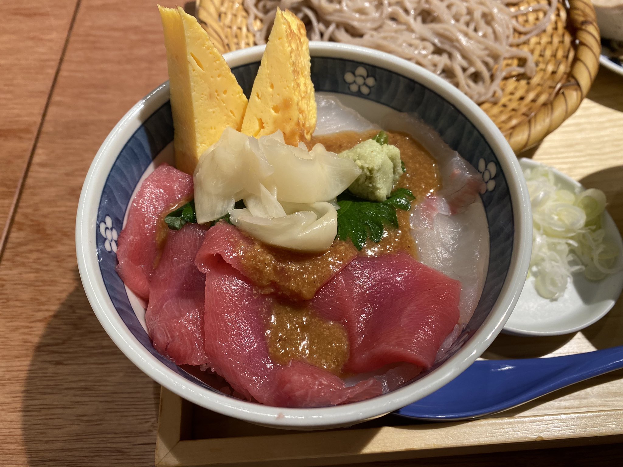 うまいもん食べたい 先日のランチは二子玉川ライズのkaisen Mart ライズでご飯食べるの久々だなあ 散々迷った挙句 本鮪と鯛のごまだれミニ丼を注文 おそばのつけ汁もゴマにしたのでゴマづくし おつまみも結構あるので夜に日本酒もいいかも 海鮮