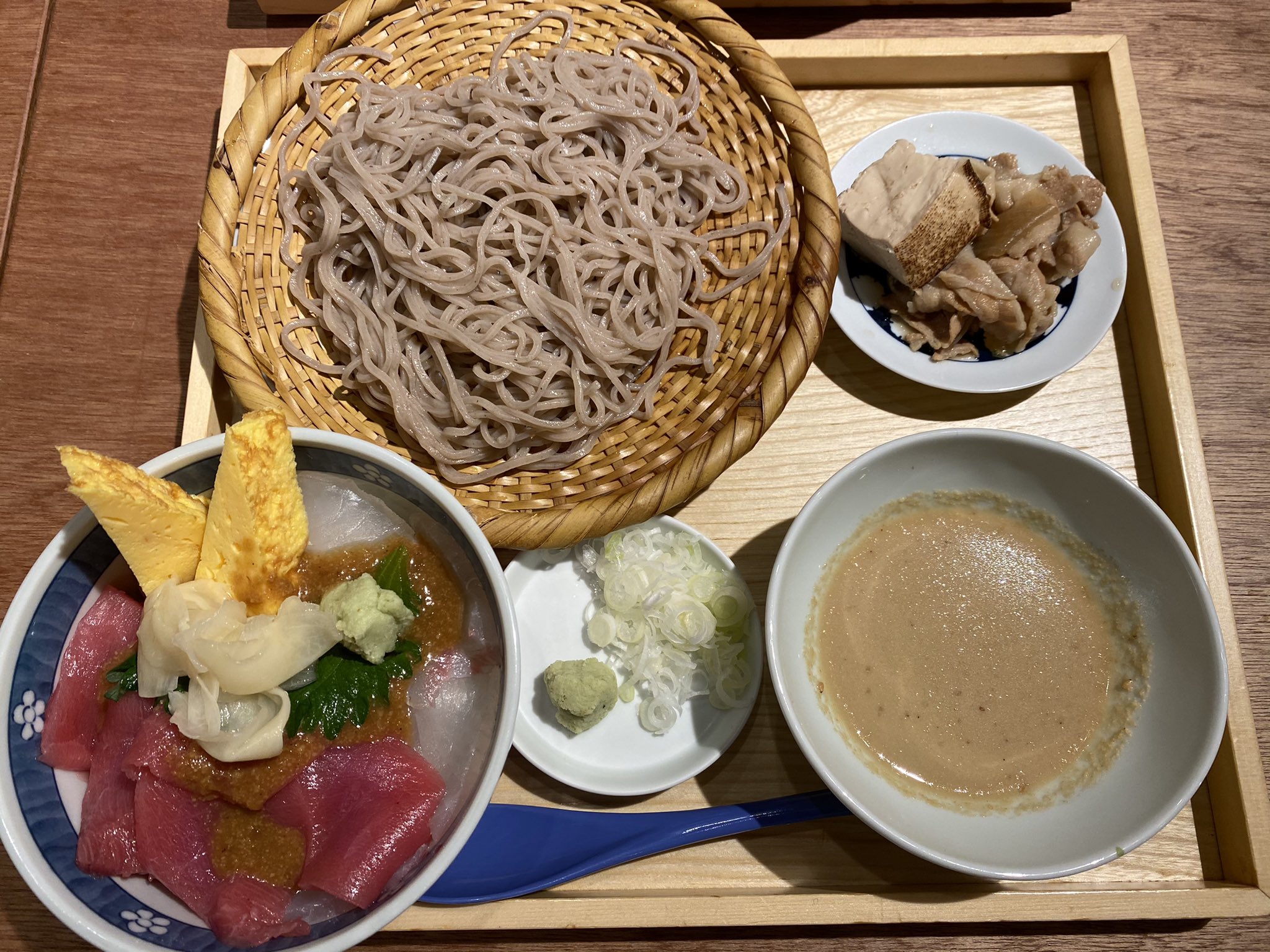 うまいもん食べたい 先日のランチは二子玉川ライズのkaisen Mart ライズでご飯食べるの久々だなあ 散々迷った挙句 本鮪と鯛のごまだれミニ丼を注文 おそばのつけ汁もゴマにしたのでゴマづくし おつまみも結構あるので夜に日本酒もいいかも 海鮮