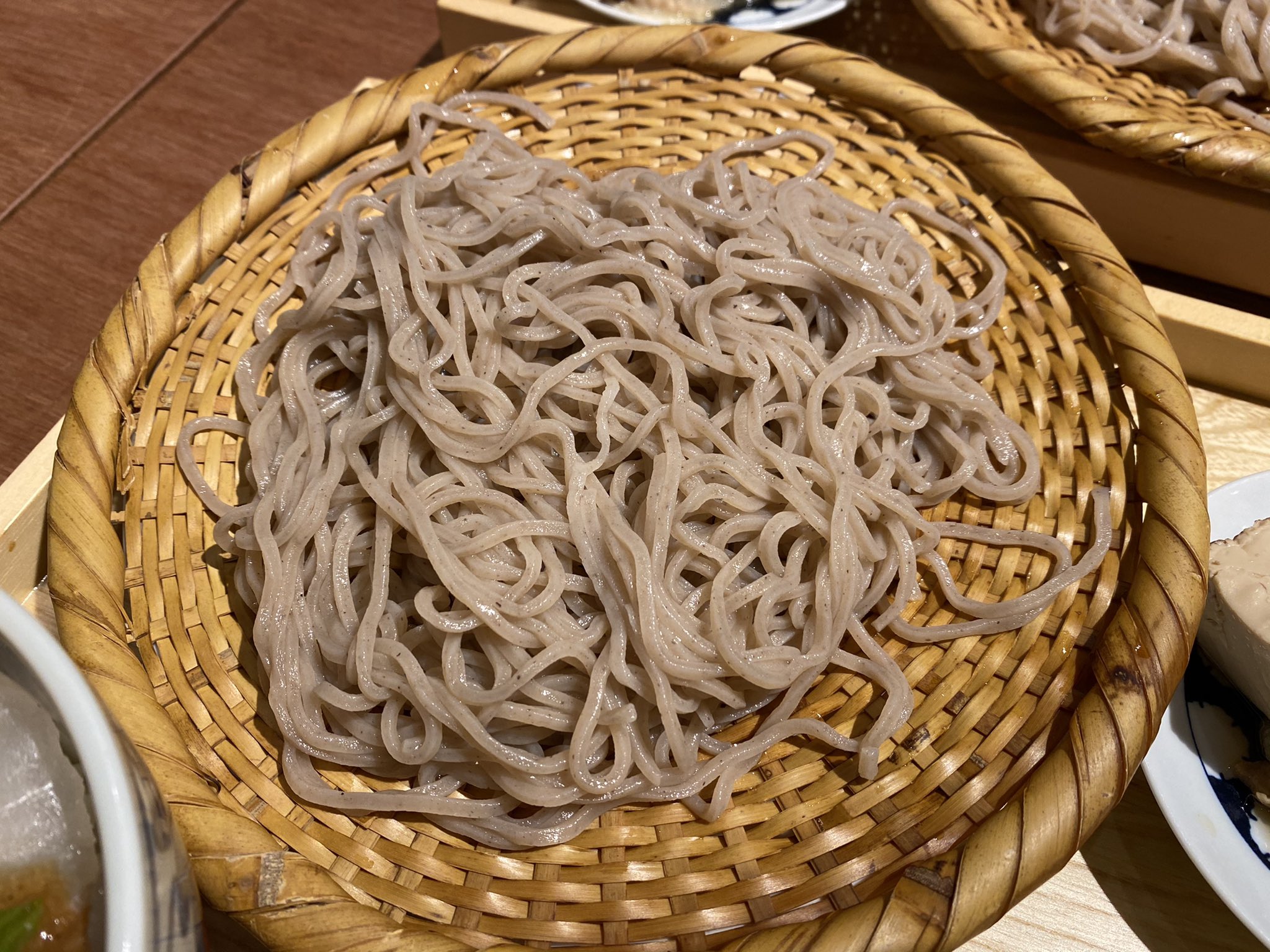 うまいもん食べたい 先日のランチは二子玉川ライズのkaisen Mart ライズでご飯食べるの久々だなあ 散々迷った挙句 本鮪と鯛のごまだれミニ丼を注文 おそばのつけ汁もゴマにしたのでゴマづくし おつまみも結構あるので夜に日本酒もいいかも 海鮮