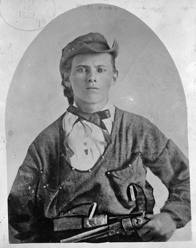 URDailyHistory's tweet photo. 3 April 1882: Infamous #criminal Jesse James is killed by fellow gang member Bob #Ford in St. Joseph, Missouri. He killed James to collect the reward and amnesty for his previous crimes. #history #OTD #ad https://t.co/D3CYbO7v5W https://t.co/nIWGzMV4LA