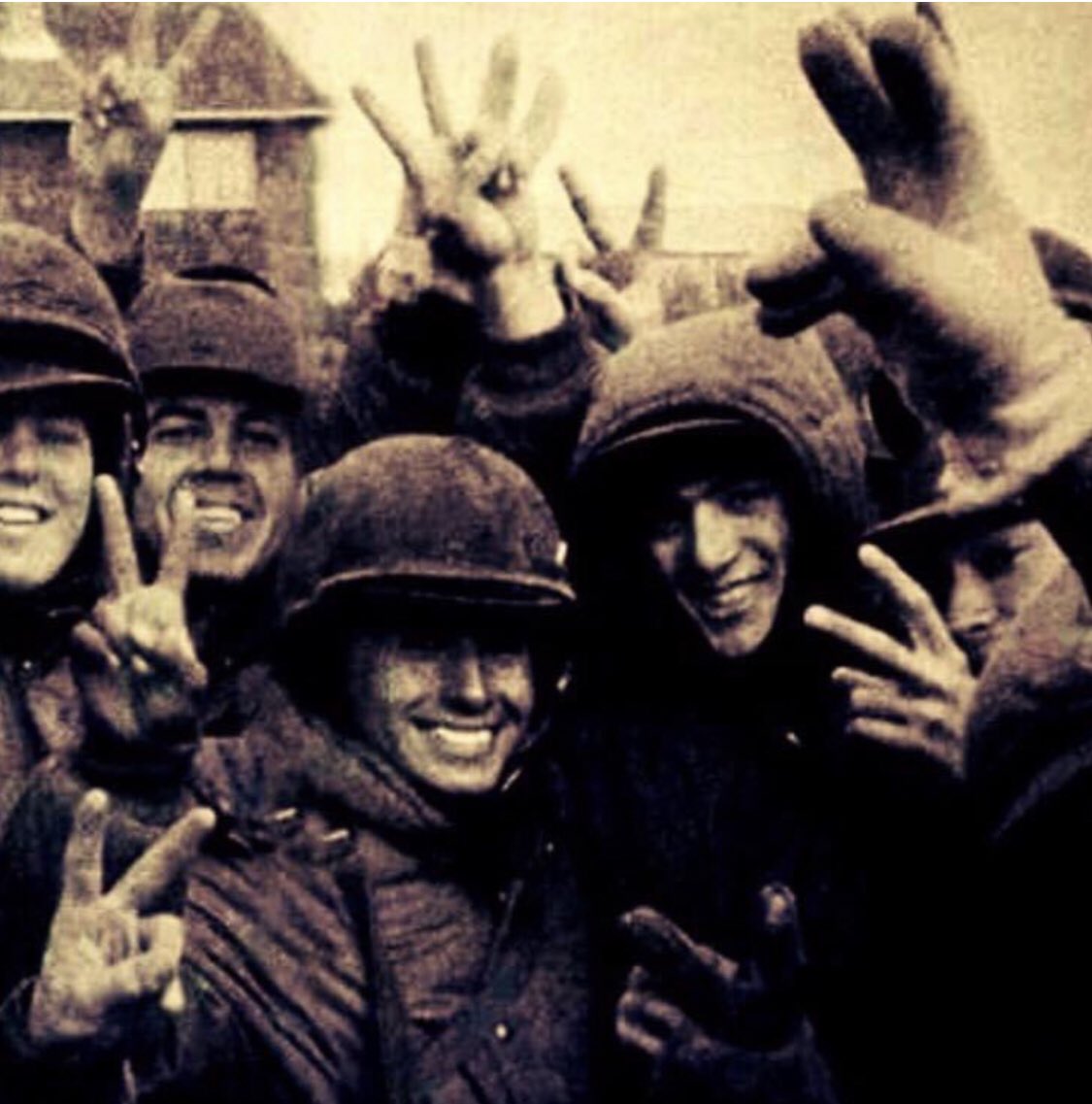 TopoDalessandro's tweet photo. Por los Caídos, por las Veteranas y Veteranos, por Dardo Cabo y el operativo Cóndor, por Antonio Rivero y su alzamiento. Porque no olvidamos y reivindicamos cada cm de nuestras Islas. 
Porque fueron, son y serán las #MalvinasArgentinas https://t.co/XAbvSr5Gqc