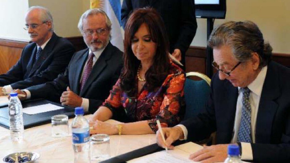 JorRausch's tweet photo. #FrancoMacri era EL HOMBRE DE CONSULTA de #China 🇨🇳 y no solo para #Argentina 🇦🇷sino que para #Latinoamérica.
Che cumpita✌️🚩: ¿Por qué creés que tu ídolo #NéstorK y la multiprocesada #CFK tenían que tener el OK de #FrancoMacri? 
Militare ésta, cumpita ! https://t.co/j1YZ6zjxAI