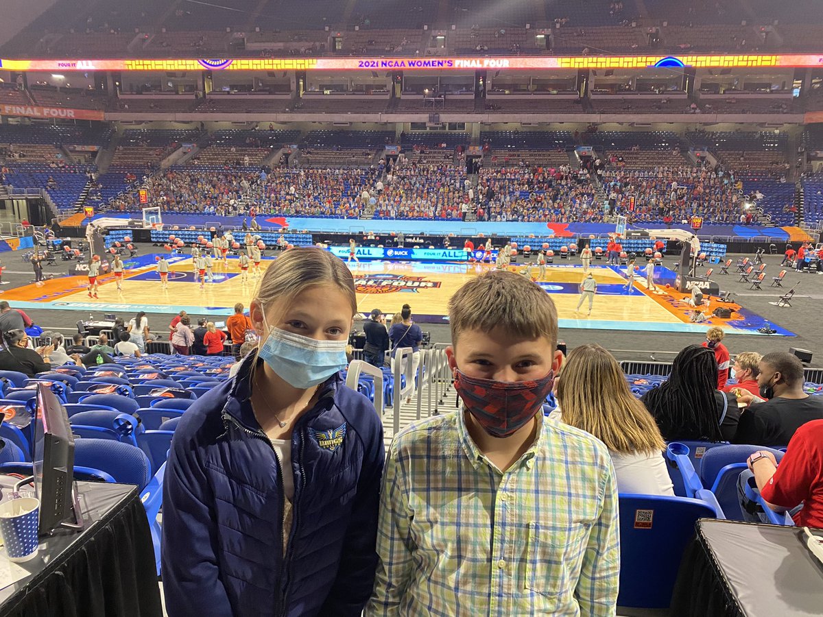 TaraBibb's tweet photo. #WFinalFour https://t.co/fSoFU1HdhO