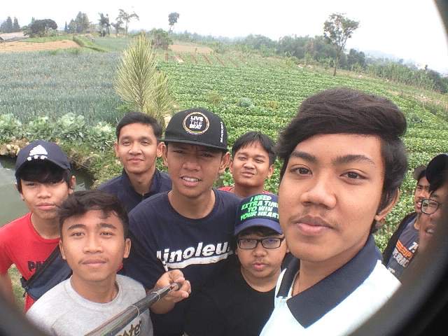 senyum manis from kopet <a href="/RizkiAgstn_/">rizkinyo.</a>  TC angkat ember bakal mandi, aernya dipake agit..