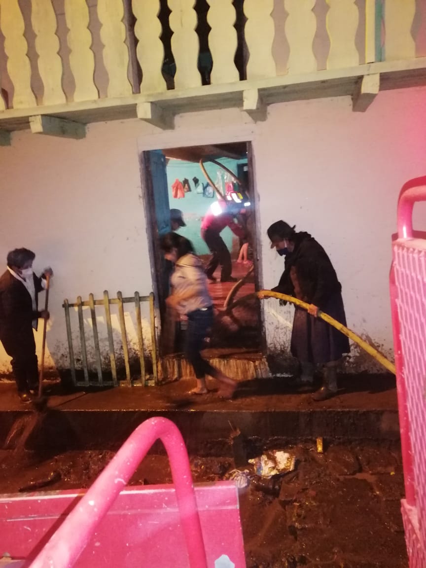 Ecu 911 a las 17 H 10; reporta una emergencia de tipo inundación en la Parroquia de Julio Moreno, Cuerpo de Bomberos Guaranda asiste con personal y vehículos especializados.