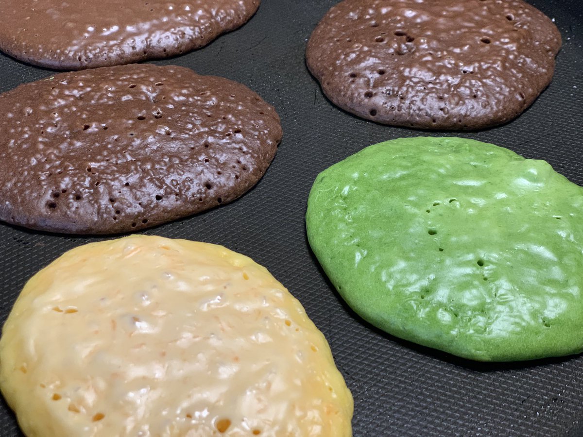 こどもと共に地球と遊ぶ 週末のホットケーキ ブランチをこどもと作り 朝から盛り上がる ほうれん草 にんじん ココア プレーン ベース生地は国産薄力粉230g 卵小2個 ベーキングパウダー小さじ2 牛乳80cc りんごジュース80cc 食育 子育て