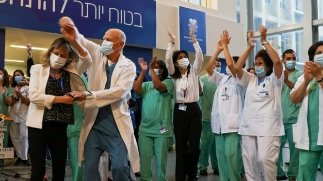 Radioalfalfa's tweet photo. ✖️🦠✖️ 🎊🎉🎈🎇 👏👏👏👏👏

SÚPER NOTICIA!!! 🚨🗣️Médicos festejan el cierre del área de Covid-19 en el hospital más grande de Tel Aviv, Israel.

Un paso más cerca de vencer al CORONAVIRUS en el mundo!! 👏👏👏👏👏👏
 https://t.co/wfNHlxO7S6