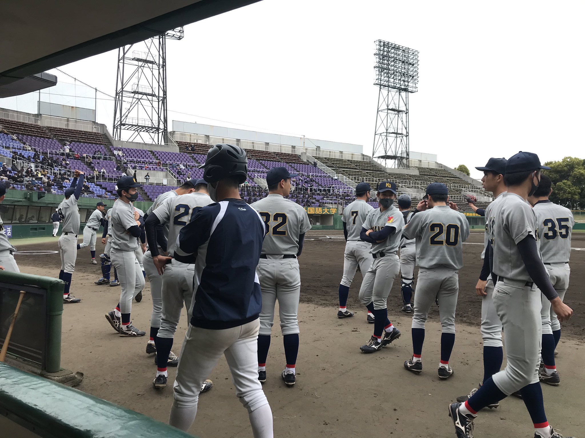 気ままに関学スポーツ 硬式野球部 まもなく 硬式野球部の春季リーグ戦が始まります 円陣では杉園主将 経４ が 関西をひっくり返そう と熱い言葉が響きました 応援よろしくお願いします 関学野球 T Co Deoa3ahkzw Twitter