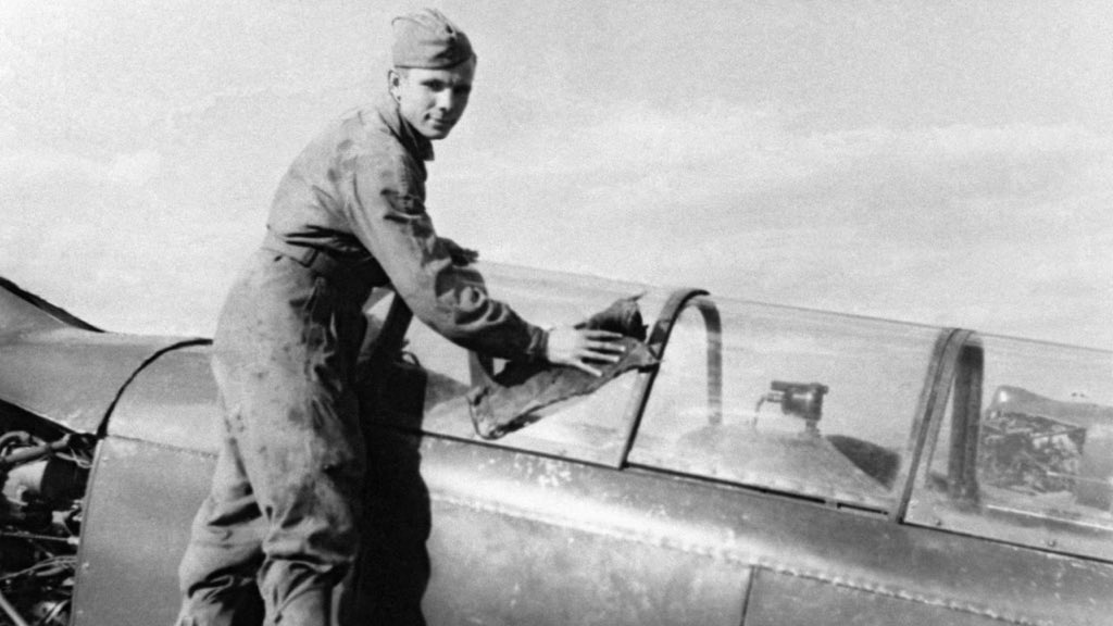 RusConsCapetown's tweet photo. 9!
Y.Gagarin is preparing for a training flight in the “Yak-18” aircraft. This shot was taken in 1955, 6 years before the first flight into space.
Photo by RIA Novosti.
#gagarin1961 #GagarinFirstInSpace #RememberGagarin https://t.co/tMYPQfrqEt