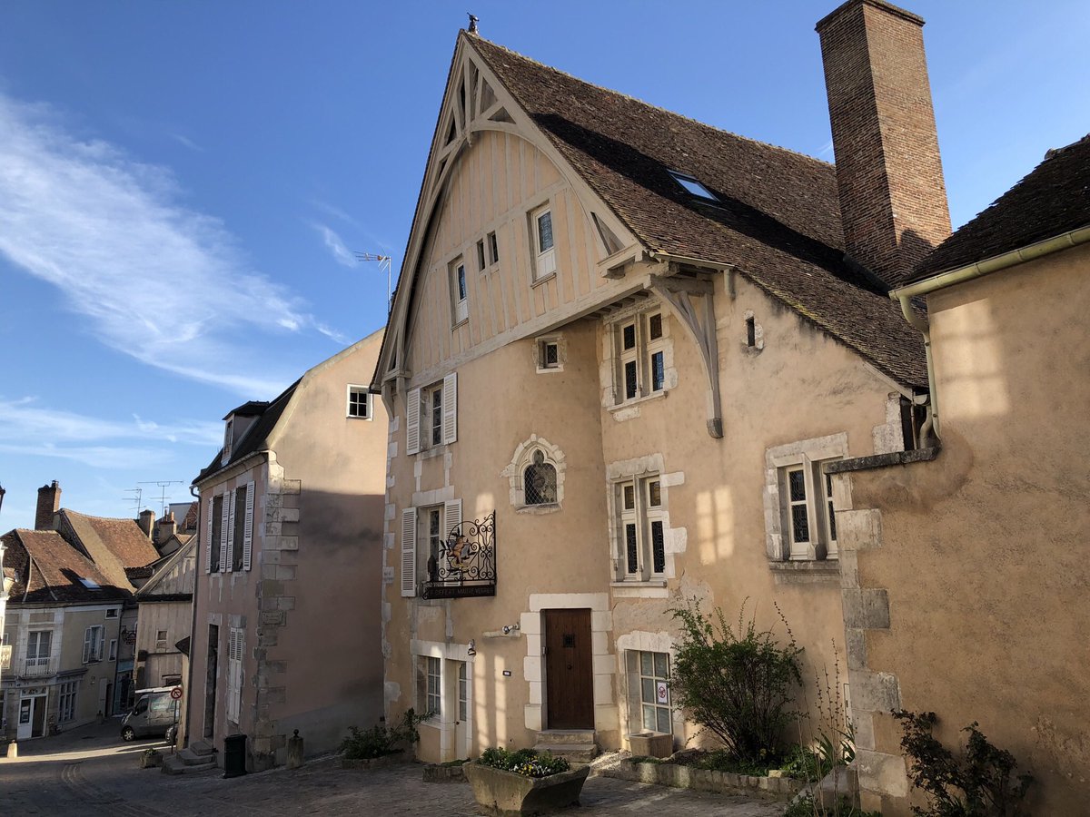 ValThomas5's tweet photo. Le Rubik’Cube, notre second bébé ! Un bel appartement pour 5 personnes spacieux et joliment aménagé pour prendre du bon temps en famille ou entre amis situé en plein cœur du centre historique d’Auxerre. 

Plus d’infos -> https://t.co/Rt8FtSjEC5 
#bourgogne #auxerre https://t.co/jWoG84xcRu