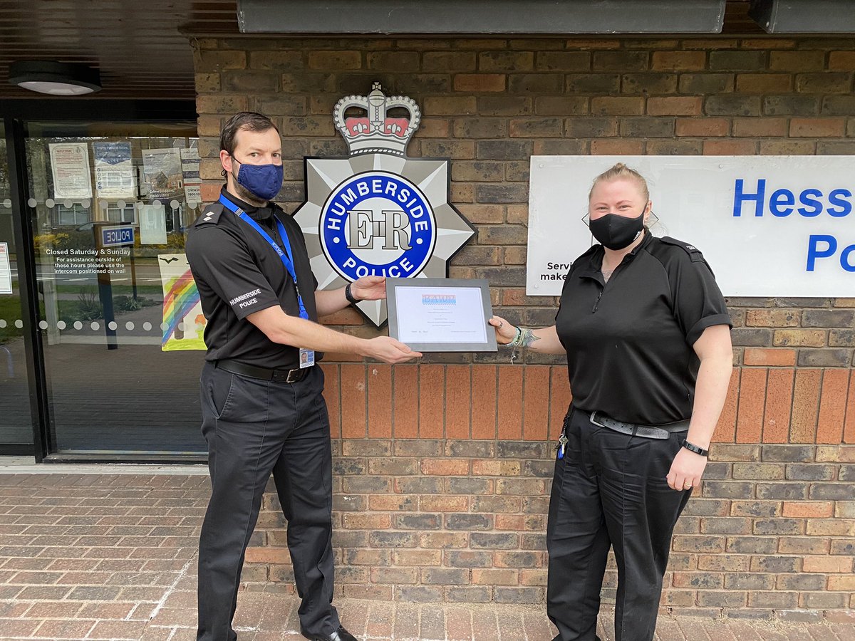 HumberbeatHULL's tweet photo. A British Association For Women In Policing award for bravery for one of our telephone contact officers, Rebecca prevented a lady jumping from a bridge, off duty, presented by Insp Weeks. #Controlroomhero #COGarner #CIFoster #InspWeeks #aboveandbeyond #BAWP #braveryaward2021 https://t.co/pJiWTUaLUQ
