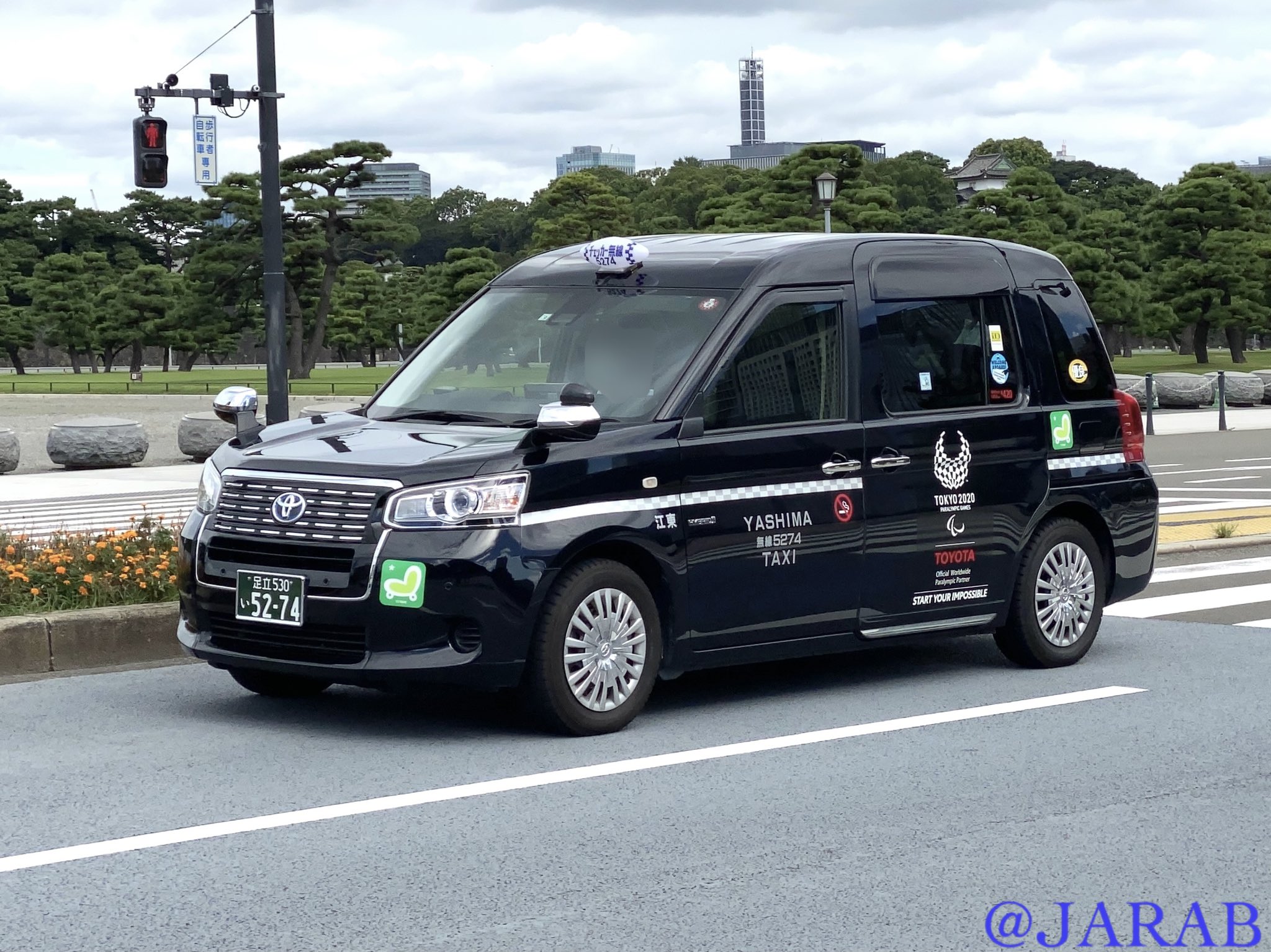 タクシーの車窓に香取慎吾さん・志尊淳さん・冨永愛さんが登場