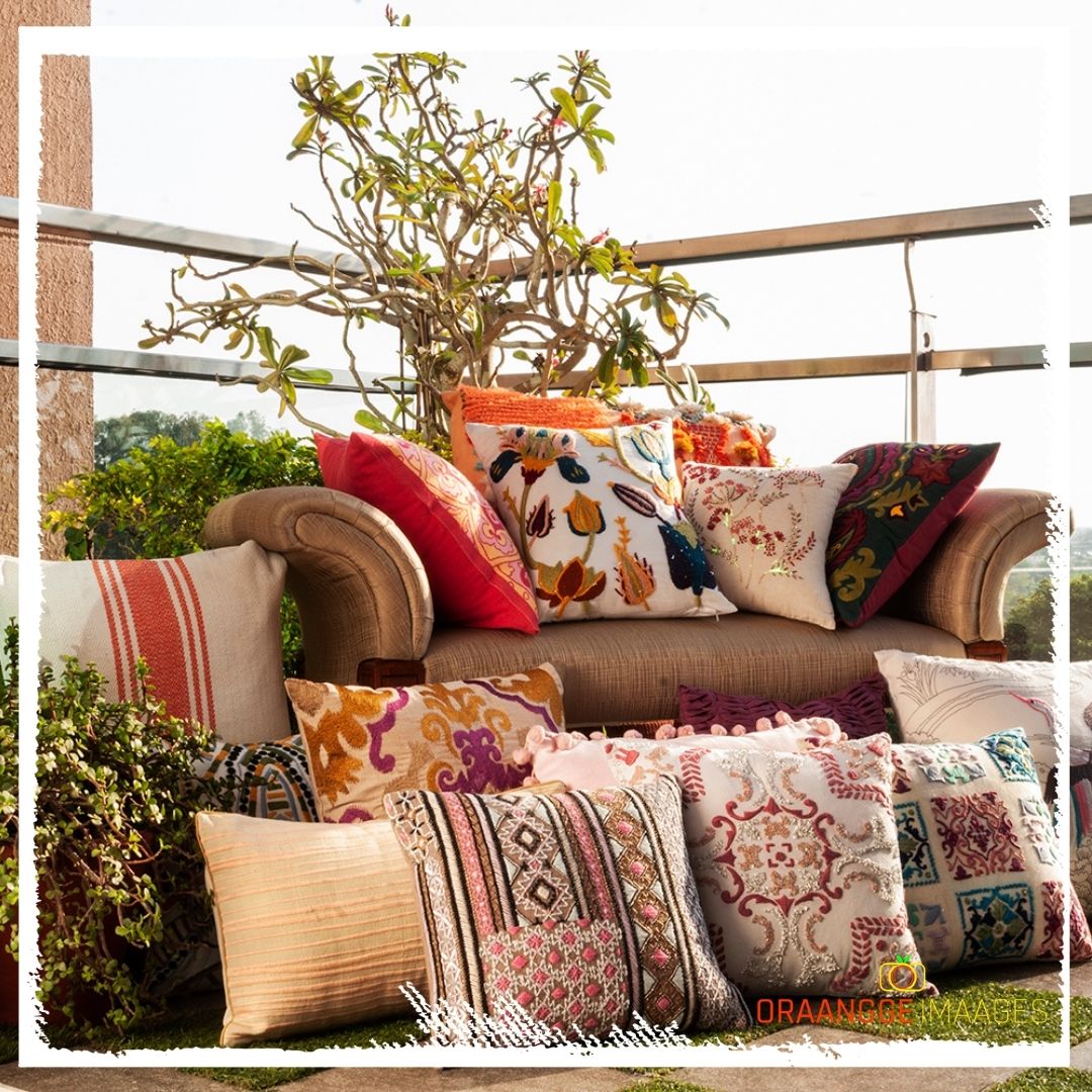 OrangeImages4's tweet photo. And when you have a house gathering, all you need is a corner to set things up and play 90s games.
.
.
.
#cushion #cushions #cushioncover #cushioncovers #homedecor #homedecorexpert #homegathering #homedecorstyling #cushionaddict  #luxurylifestyle #livingroomdecor https://t.co/sbnjztWE1t