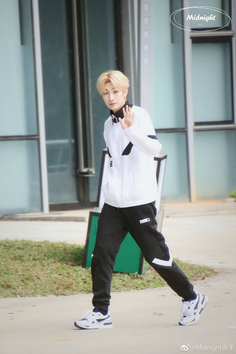oscarwangpics's tweet photo. Blonde ➡️ Blue ➡️ Black ➡️ ???

#Chuang2021 #创造营2021 #OscarWang #Oscar #奥斯卡 https://t.co/7g0w6HWJh7