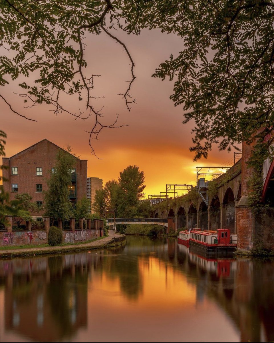 Wow!  An early morning Castlefield. 😍

#Manchester 🐝

📸 carlosbrolan on IG
