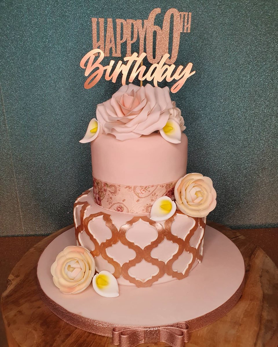 Blush pink and Rose gold floral cake for a 60th 🥰

#AuntieCakeBakes #rosegoldcake #blushpinkcake #60thbirthdaycake #birthdaycake #vanillacake #lemoncake #sugarflowers #essexbaker #eastlondonbaker