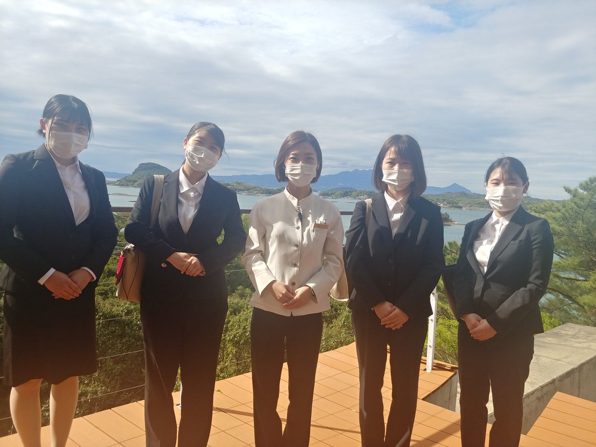 kumagakuhospi's tweet photo. 本日、上天草のホテル竜宮、天空の船でインターンシップを行う学生さん達と、事前挨拶にお伺いしました。2年前に就職したホスピの先輩の上嶋さんとお会い出来ました。
  とてもいきいきと働いてらっしゃいました。昨年はインターンシップは中止でしたが、再開できることに感謝の気持ちです。 https://t.co/f9Oyqx3HE1