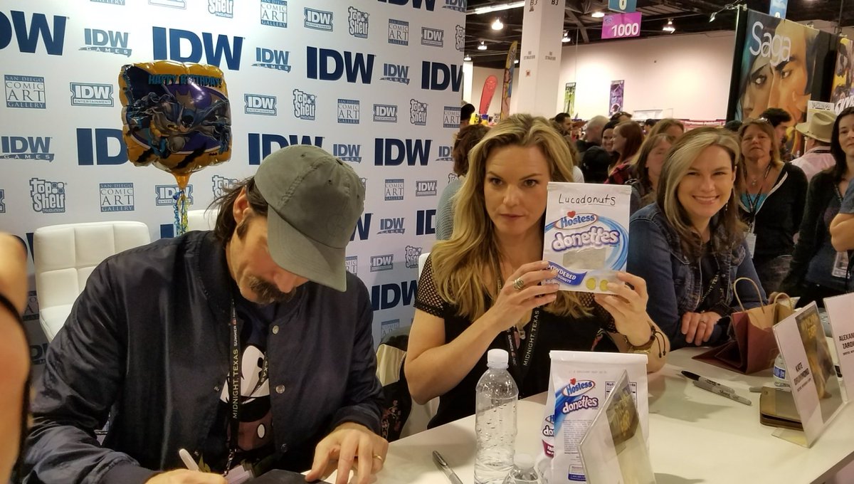 karidlane's tweet photo. #Earpers! #FlashbackFriday to #WonderCon 2017! @Griftergirl22 @KateDrummond_ and @realtimrozon put on an awesome panel and had a fun signing afterwards! Thank you for being your fabulous and kind selves 😍
Also, yay for donuts 😆 #WynonnaEarp #Eaper #BringWynonnaHome https://t.co/Wun9gxAEPw