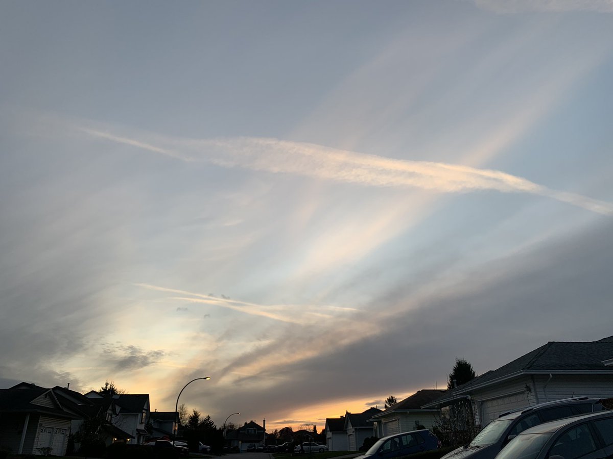 Sunset and contrails over greater Vancouver. Oh where were those flights going?? I know I could look it up <a href="/flightradar24/">Flightradar24</a> but sometimes I just like to wonder...