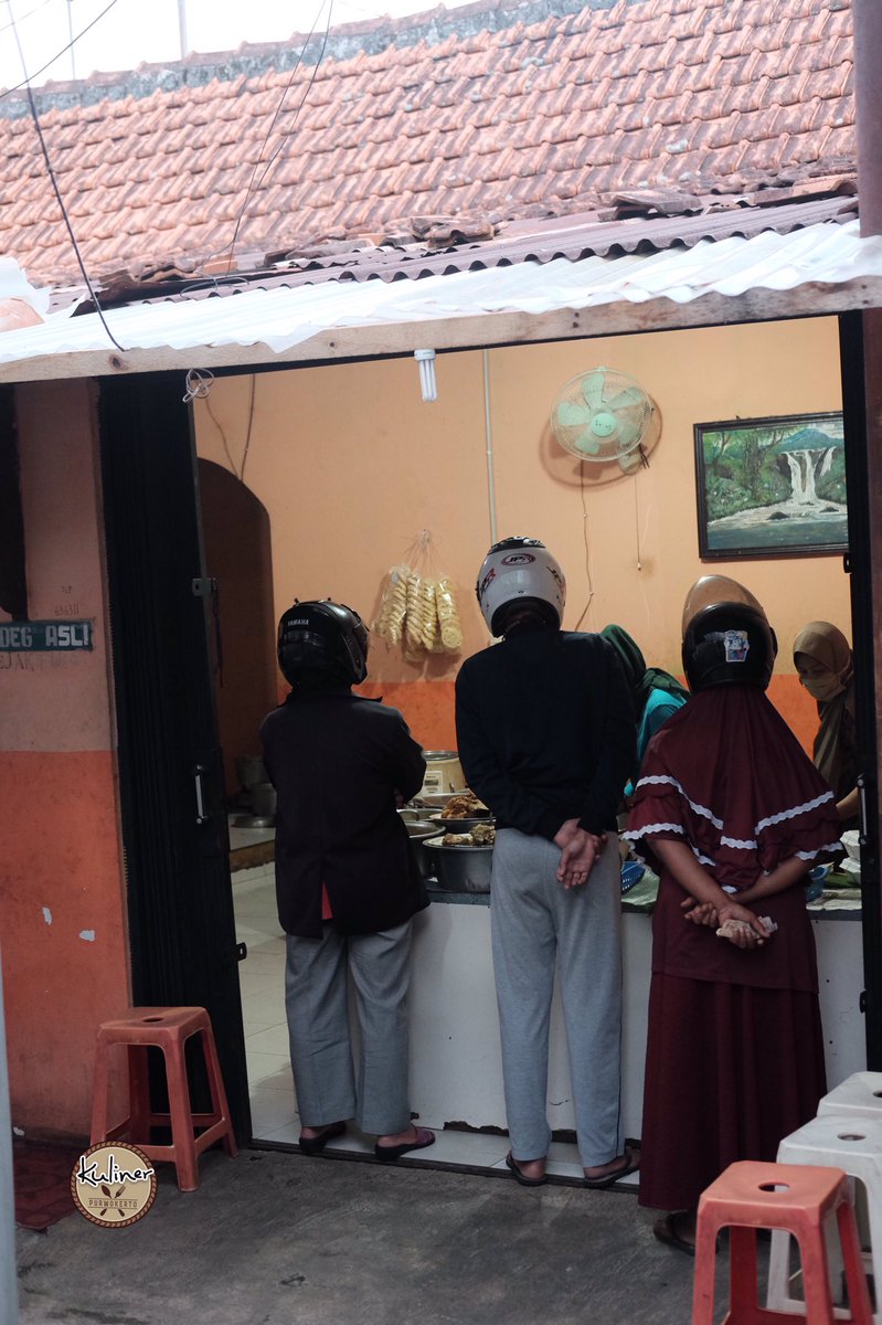 KulinerPWT's tweet photo. Habis subuh uput uput mlipir ke salah satu gudeg favorit kami. Gudeg Asli Kauman Lama, gudeg legendaris yg sudah ada sejak tahun 1960an. Tempatnya sederhana, kecil, masuk gang tetapi pembeli selalu datang silih berganti. Lbh byk yg beli dibungkus daripada makan di tempat⁣⁣ https://t.co/Q4ZC00wYTM