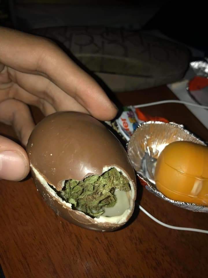 Delhihot2's tweet photo. Los huevitos kinder pensado en sorpresas para todos 🤤🤤 #4.20 https://t.co/I1grSsXznB