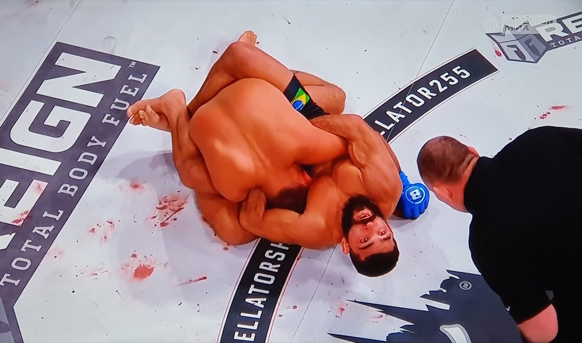 And still! Patricio Pitbull duerme a Emmanuel Sanchez con una Guillotina en el primer asalto. El campeón va a la final del Grand Prix ante AJ Mackee, eso será un peleón! #Bellator255