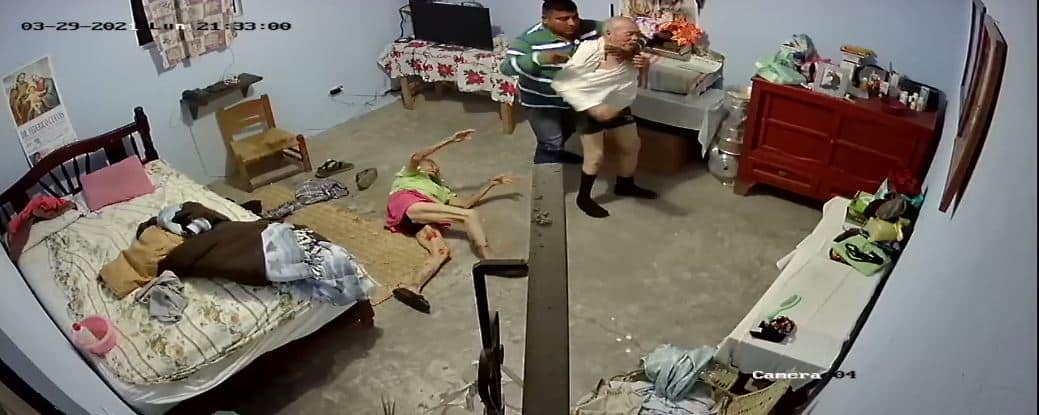 Milenio's tweet photo. Hombre asalta y golpea brutalmente a pareja de adultos mayores; piden ayuda para encontrarlo https://t.co/EgHuB31ZQS https://t.co/r7woe2PG7g