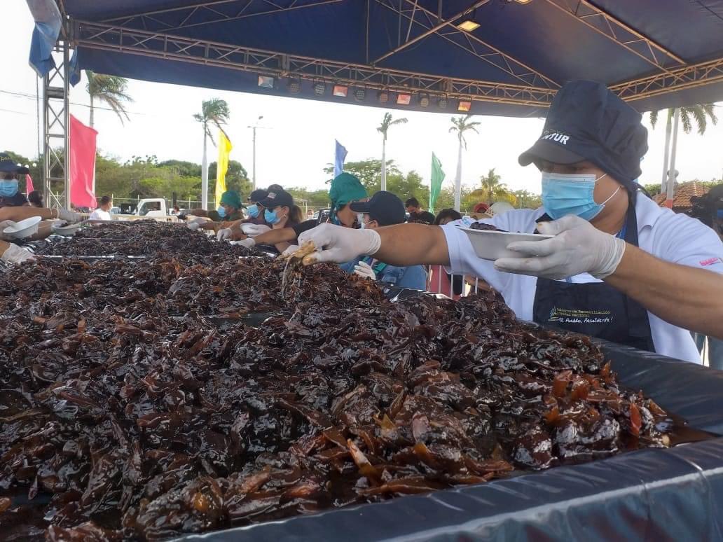 Esta tarde de viernes santo familias nicaragüenses degustaron de la tradicional entrega del almíbar más grande en el Puerto Salvador Allende 🇳🇮 #Nicaragua