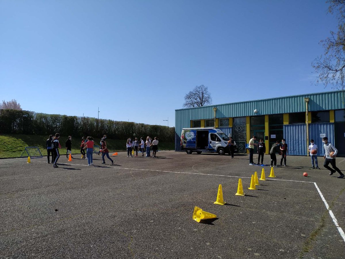Tous les élèves de 5eme ont participé au DÉFI CUBES du <a href="/Doubscd25/">Doubs</a>. Challenge pendant 6 semaines pour faire plus d'activités physiques pour rester en pleine santé. Fin du défi par une action collective avec coach sportif, jeux de ballon, partage. Merci aux parrains 👏<a href="/acbesancon/">Académie de Besançon</a>