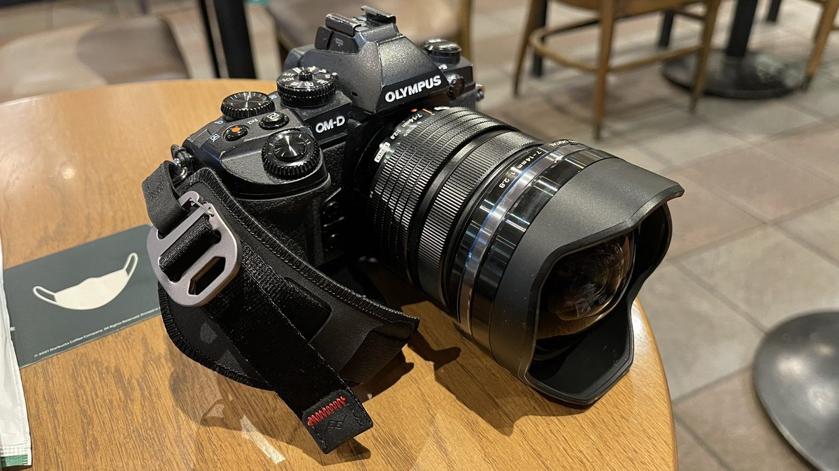 flatearth_blog's tweet photo. ピークデザインのクラッチを購入。
E-M1だと三角カン経由での取り付けなので少し心配だったけど、なんとかなりそう。増殖するPeek Designコワイw #peekdesign https://t.co/6ljRMcjEcZ