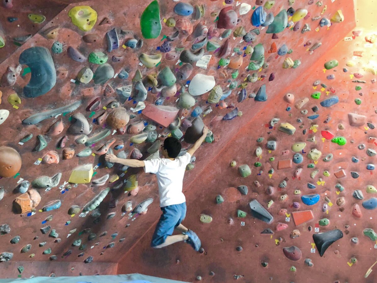 徳島大学 ボルダリング部 活動場所について 倉庫以外にもイオンの近くにあるクライミングジムでもよく登ります 迫力満点の壁を登るのは最高です 割と高さもあってスリルもあります 春から徳大 徳島大学 ボルダリング キオラブロズトティ
