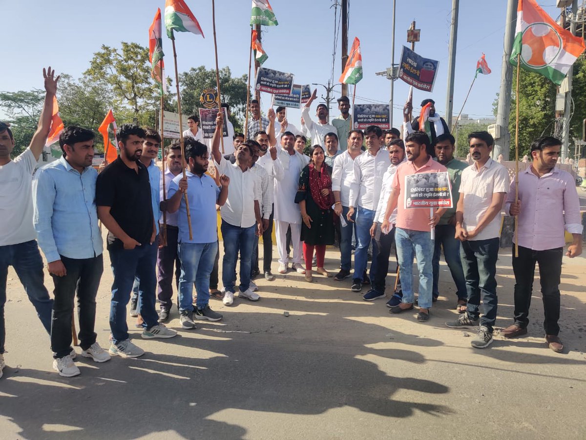 advtongar's tweet photo. आज झुंझुनू जिला युवा कांग्रेस की बैठक की यूथ कांग्रेस के सभी पदाधिकारियों की सुजानगढ़ विधानसभा उपचुनाव में जिम्मेवारी लगाई काले कृषि कानून व बढ़ती हुई महंगाई व बेरोजगारी के विरोध में प्रदर्शन किया https://t.co/DCFTIufDNG