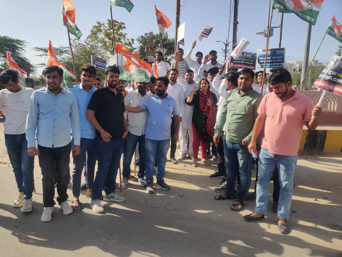 advtongar's tweet photo. आज झुंझुनू जिला युवा कांग्रेस की बैठक की यूथ कांग्रेस के सभी पदाधिकारियों की सुजानगढ़ विधानसभा उपचुनाव में जिम्मेवारी लगाई काले कृषि कानून व बढ़ती हुई महंगाई व बेरोजगारी के विरोध में प्रदर्शन किया https://t.co/DCFTIufDNG